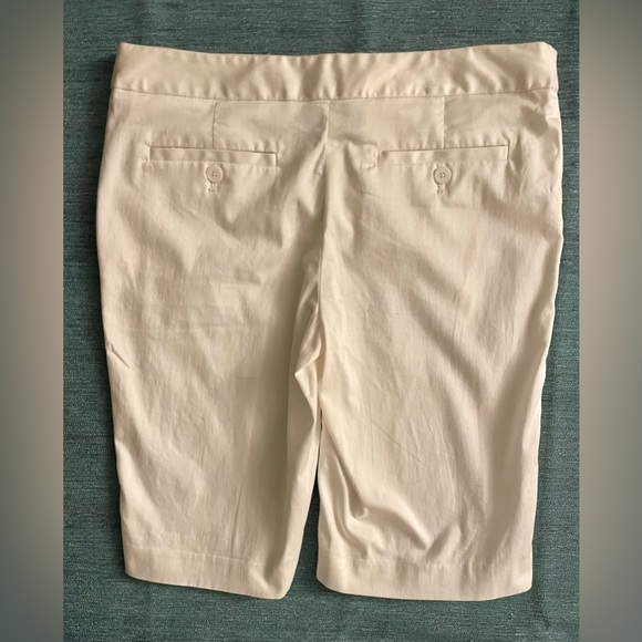 Jones New York Stretch White Bermudas. Size 8. 2 front & 2 back pockets. - Picture 3 of 6